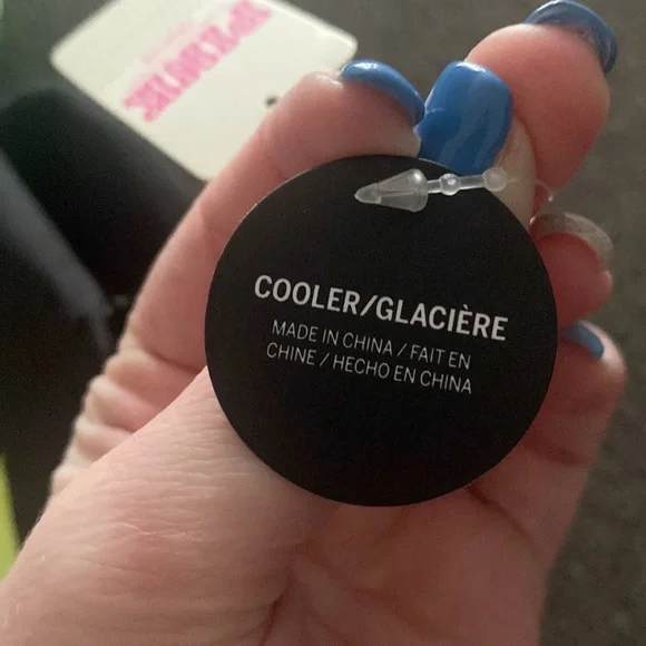 New with tags VS pineapple bag - Picture 4 of 5